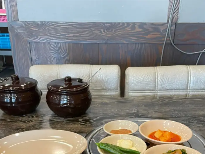 라면 사리가 끓고 있는 감자탕 냄비