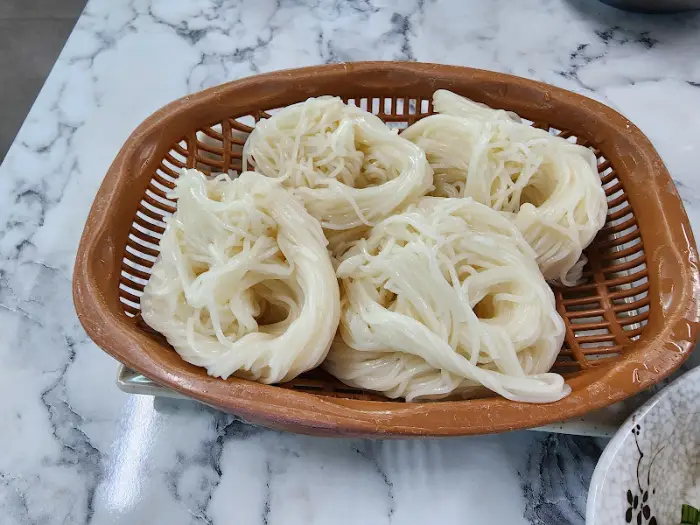 바구니에 담긴 가느다란 소면