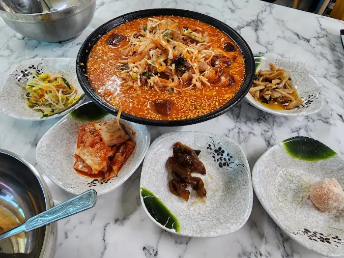 여러 종류의 반찬과 중심에 있는 물회