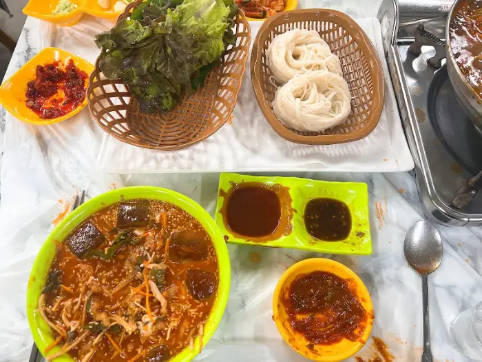 국물이 자작한 매운탕 냄비와 곁들임 반찬