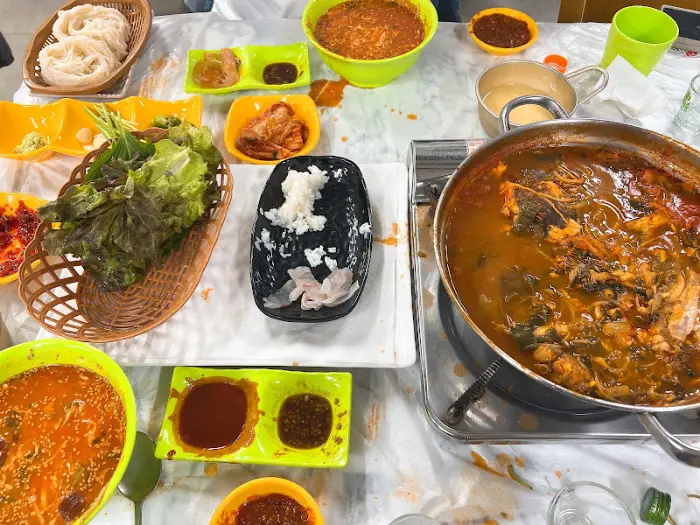 푸짐하게 차려진 회, 물회, 매운탕과 곁들임 메뉴