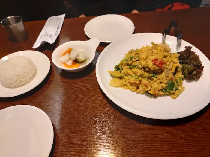 팟타이 - 통통한 새우와 함께 푸짐하게 담겨 나온 모습