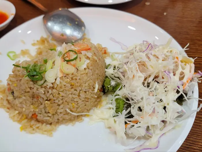 볶음밥과 샐러드 - 볶음밥은 고슬고슬하고 샐러드는 신선해 보임