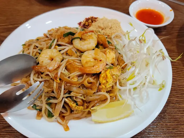 팟타이 - 넓은 접시에 푸짐하게 담겨 나왔으며, 숙주와 레몬 조각이 곁들여져 있음