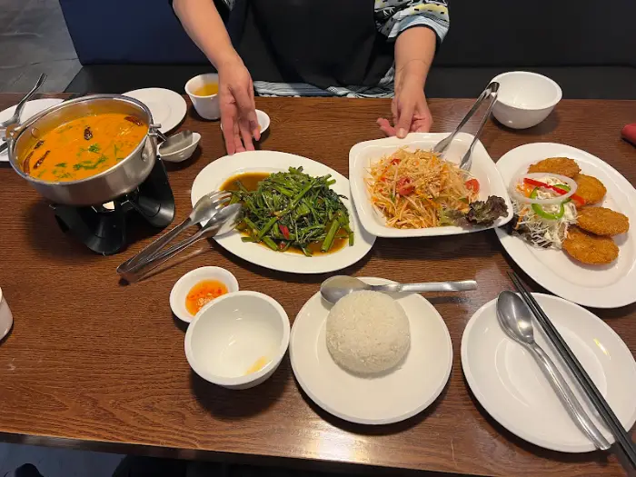 테이블에 차려진 여러 태국 음식들 - 쏨땀, 똠얌꿍, 볶음밥, 튀김 등
