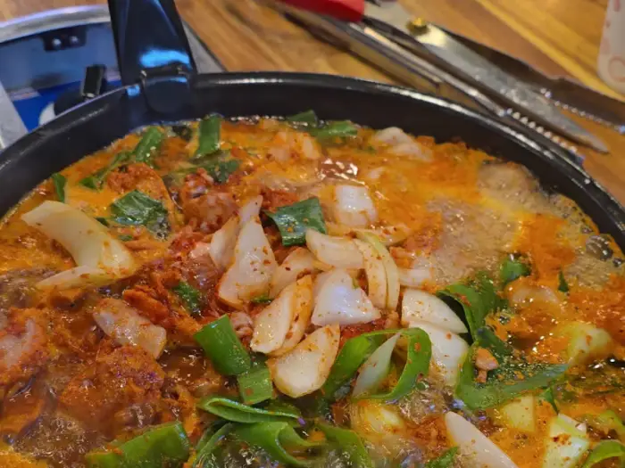끓고 있는 선산곱창 전골 모습