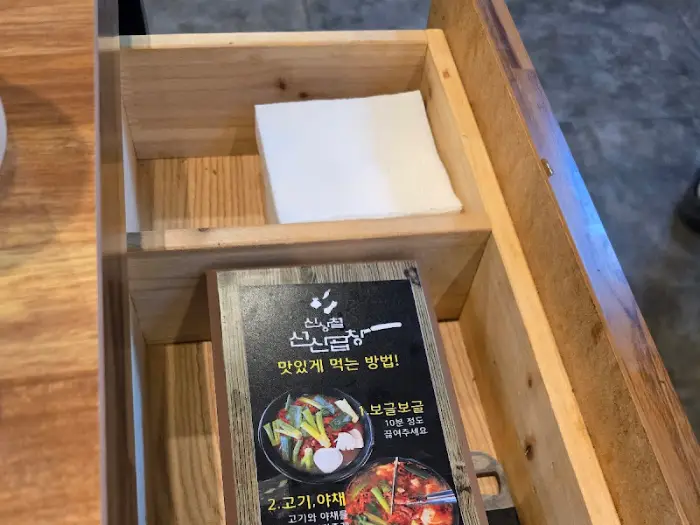 테이블 서랍에 있는 메뉴판 사진