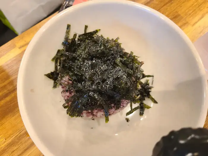 대접밥 위에 김가루가 뿌려진 모습