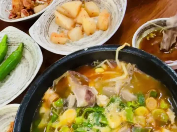 포항에서 만난 시골 할머니 손맛, 뜨끈한 해장국 한 그릇에 위로받다