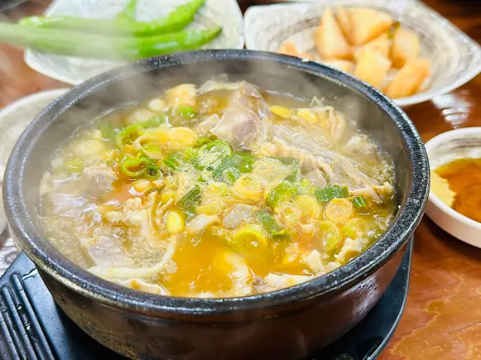 김이 모락모락 나는 뼈해장국