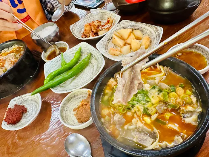 젓가락으로 뼈해장국 고기를 건져 올리는 모습