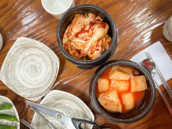 맛있게 담긴 김치와 깍두기