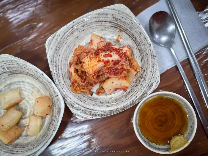 접시에 담긴 김치와 깍두기, 그리고 국물