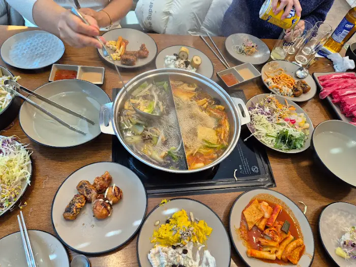 식사를 즐기는 사람들