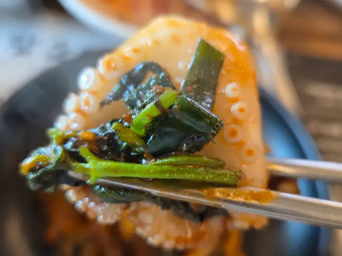 젓가락으로 집은 쭈꾸미 조각