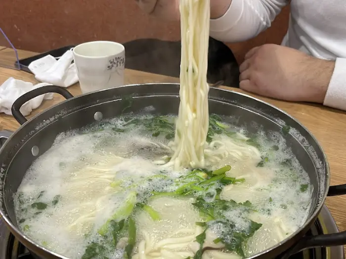 복칼국수 끓이는 모습