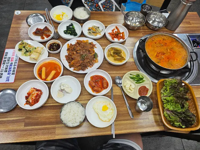 테이블에 차려진 푸짐한 한상차림