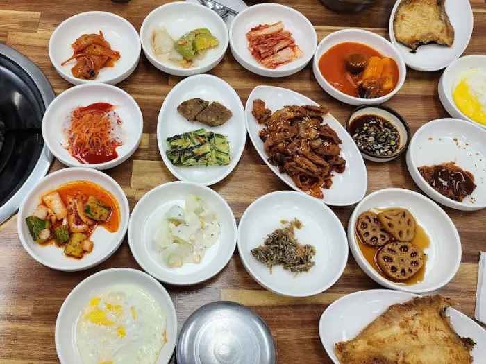 다양한 밑반찬이 차려진 상차림