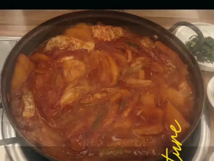팔팔 끓고 있는 김치찌개