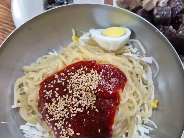 쫄면과 떡볶이가 어우러진 쫄볶이