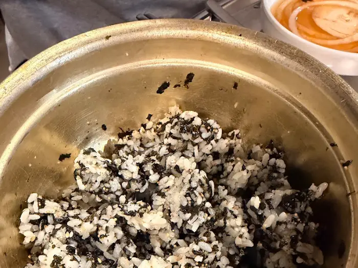 김과 소스가 어우러진 최루탄 주먹밥