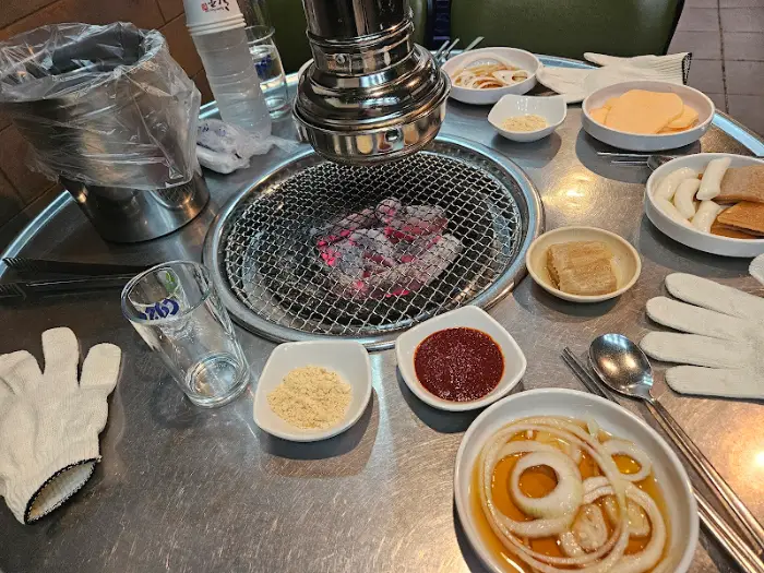 기본 찬과 함께 세팅된 숯불 테이블 모습