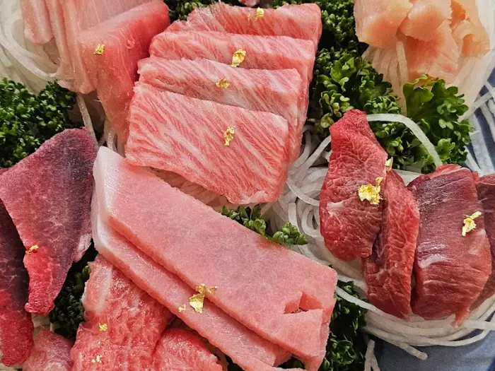 다양한 부위의 참치회가 금가루와 함께 플레이팅된 모습