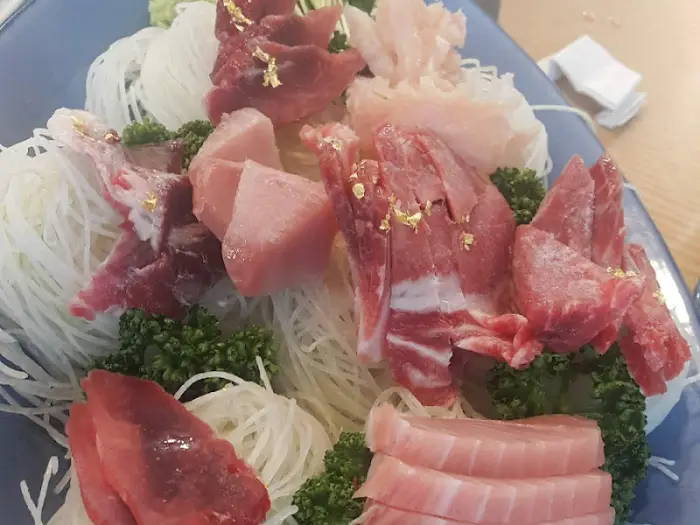 먹기 좋게 플레이팅된 다양한 참치회 모둠