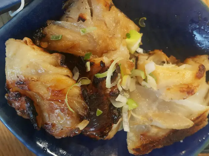 먹음직스럽게 구워진 생선 요리