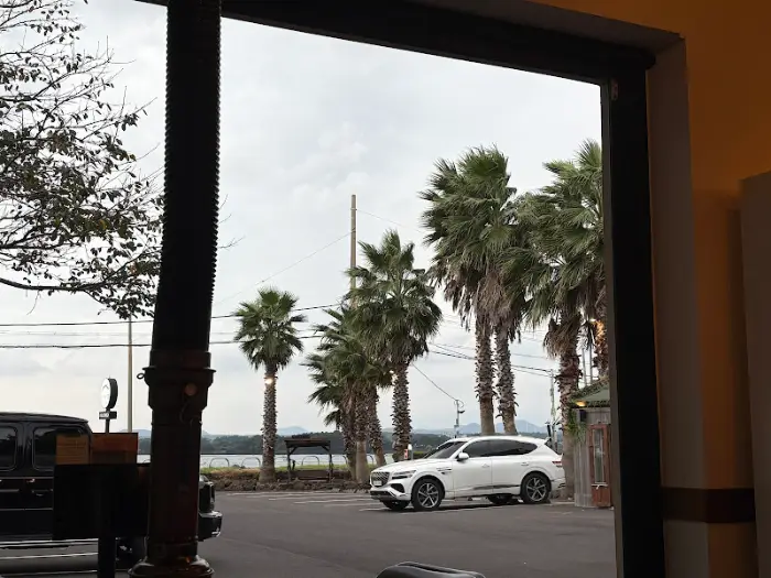 바다와 야자수가 보이는 창밖 풍경