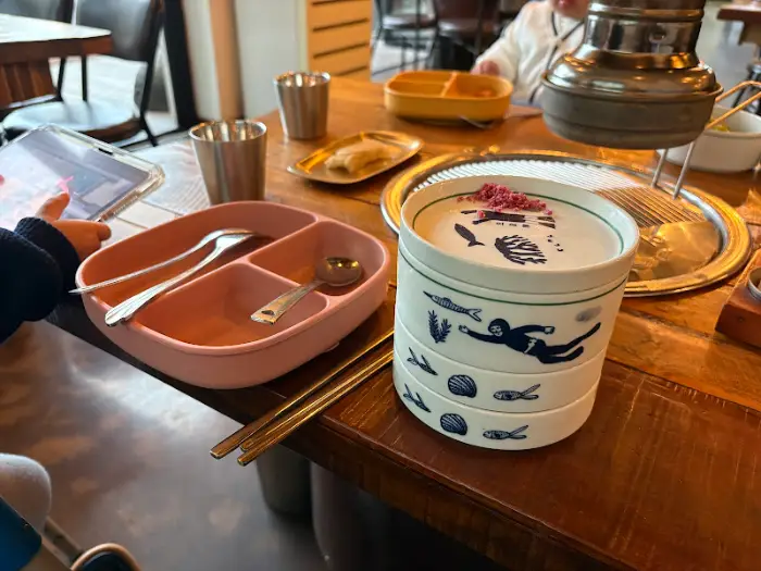 아기 식기와 밑반찬이 세팅된 테이블