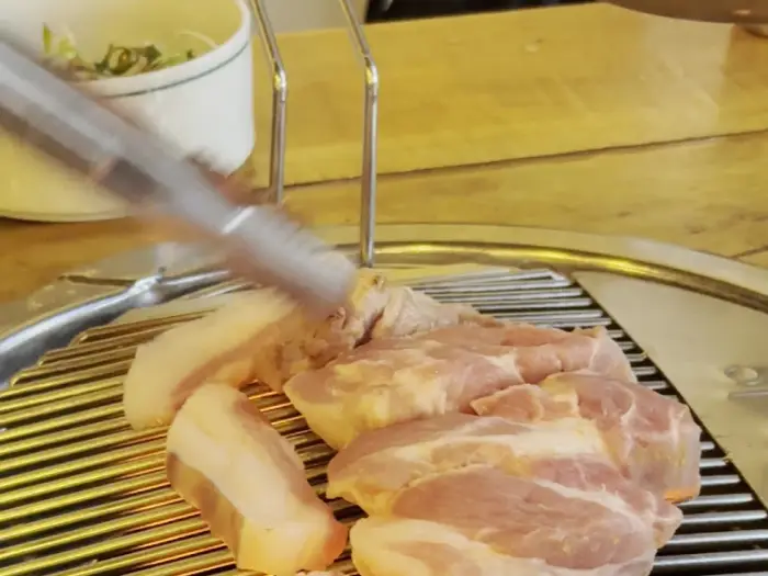 연탄불에 구워지는 제주 흑돼지