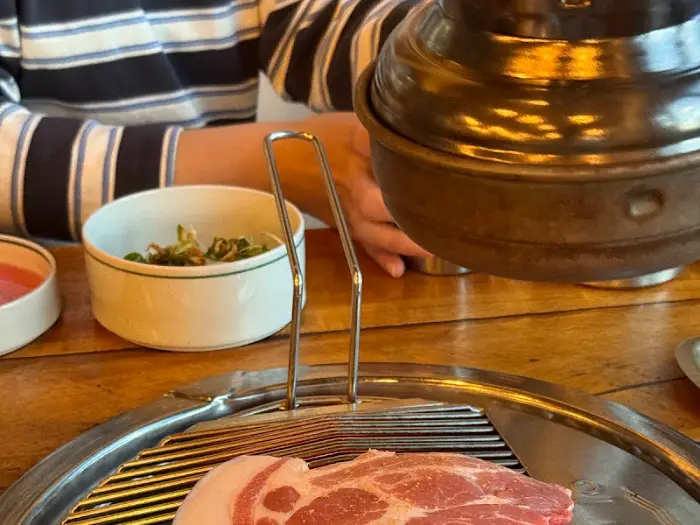 연탄불 위에서 구워지고 있는 흑돼지