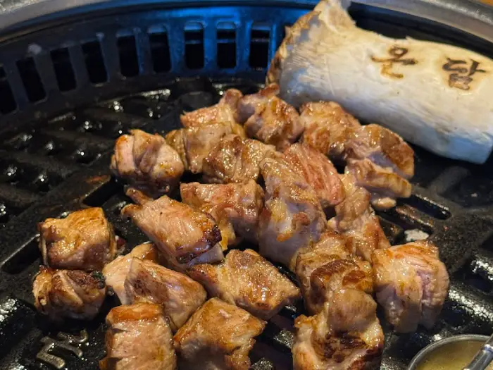 직각 모양으로 썰어진 목살 구이