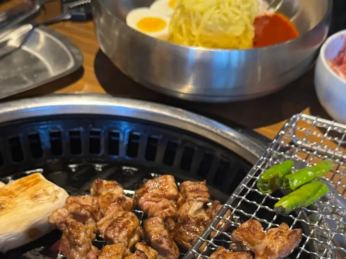 잘 익은 고기와 함께 놓인 비빔국수