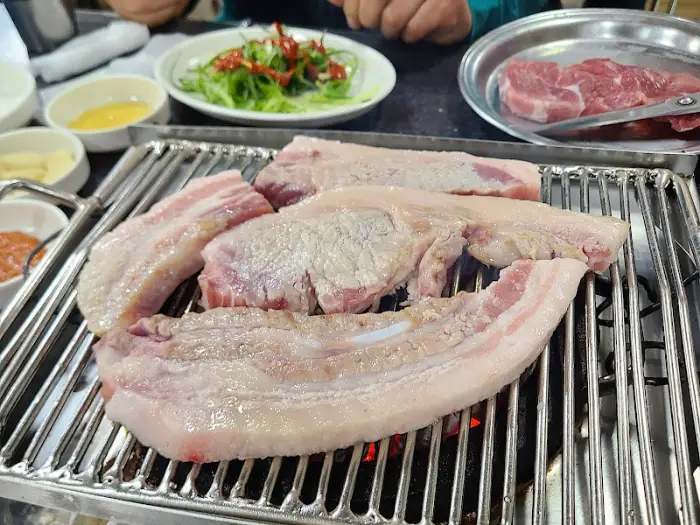 숯불 위에서 구워지는 돼지고기