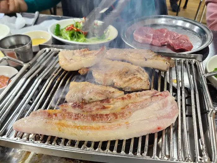 잘 익은 돼지고기 한 점