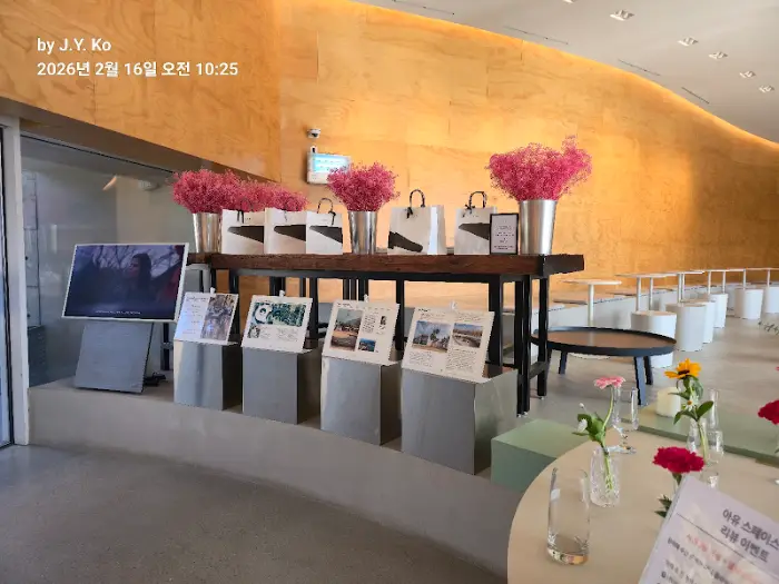 건물 내부의 갤러리 공간과 진열된 작품들