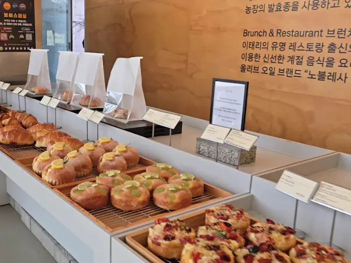 다양한 종류의 베이커리 진열