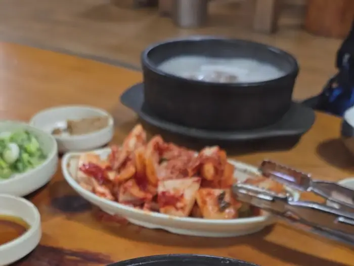곰탕과 곁들여 나온 김치