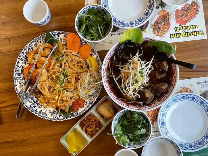 먹음직스러운 태국 음식 세트 메뉴