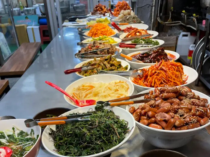 뷔페식당의 길게 늘어선 반찬들