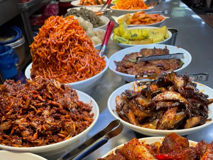 산처럼 쌓인 멸치볶음과 조림 반찬