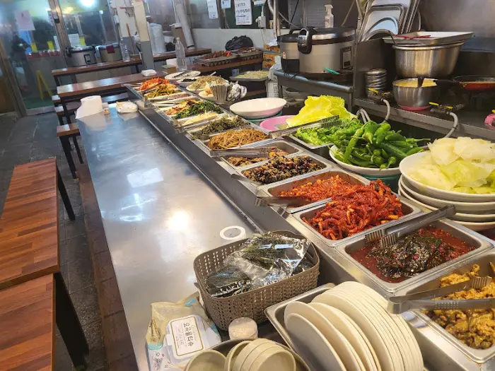 길게 늘어선 뷔페 테이블 모습