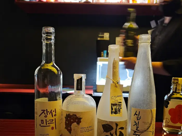 다양한 전통주 병들이 진열된 모습