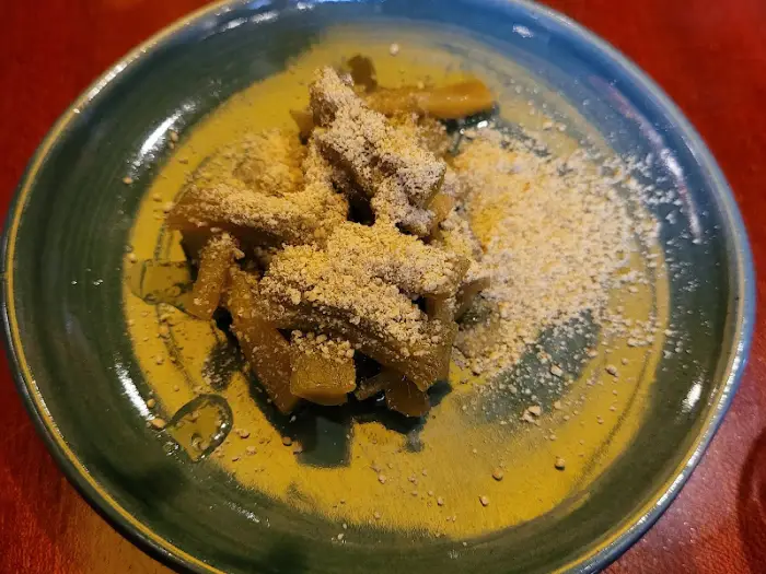 특이한 식재료 위에 하얀 가루가 뿌려진 요리