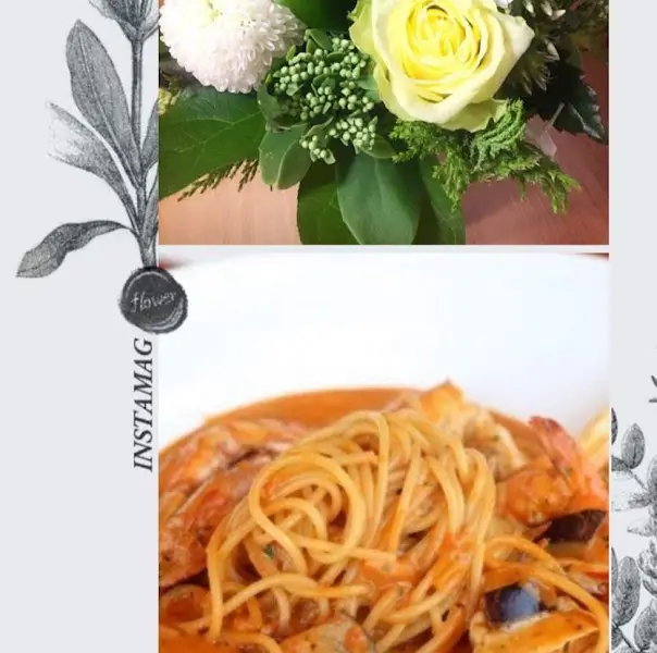 꽃다발과 함께 놓인 크림 파스타.