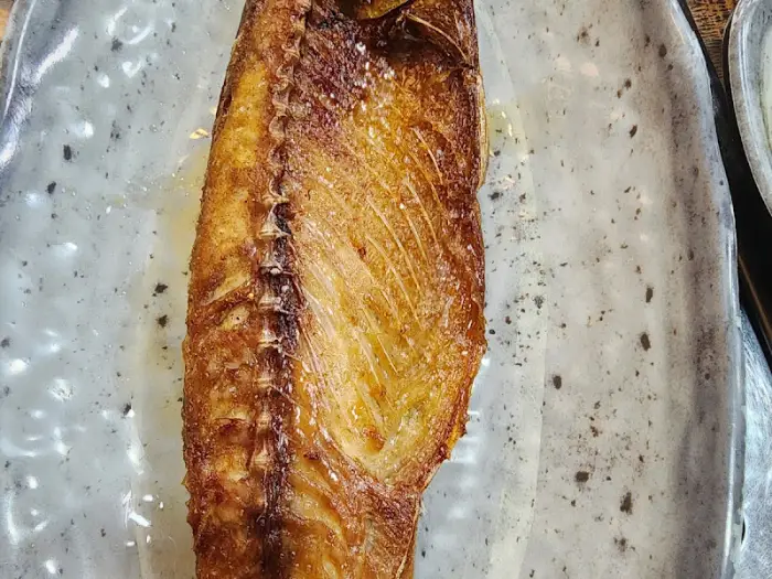 노릇하게 구워진 고등어구이