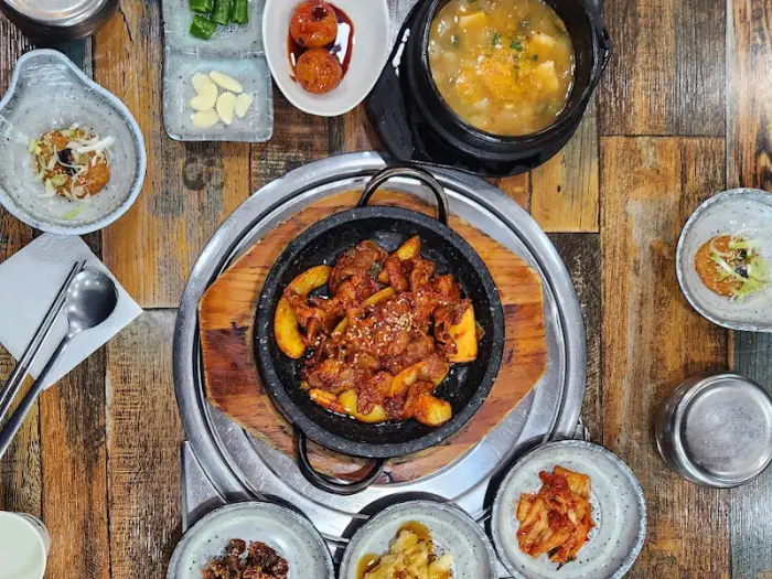 테이블에 차려진 푸짐한 쌈밥 정식 상차림