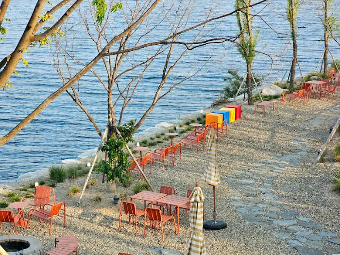 낙동강변을 따라 마련된 야외 좌석들